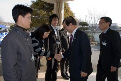 개정면 시민들과 악수를 나누고 계신 시장님2