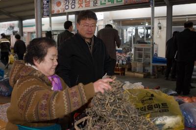 할머니가 나물 다듬는것을 보시는 의원님