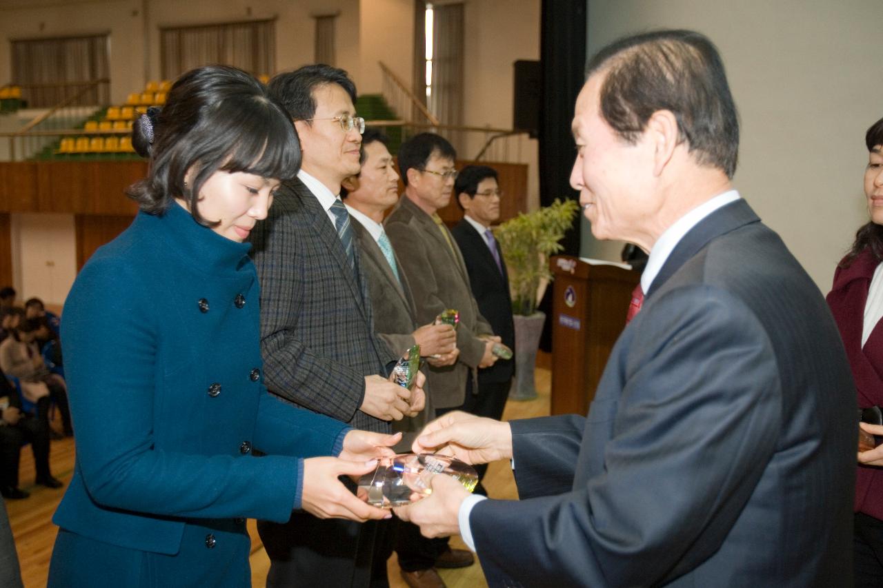 상패를 수여하시는 시장님과 수상자들5