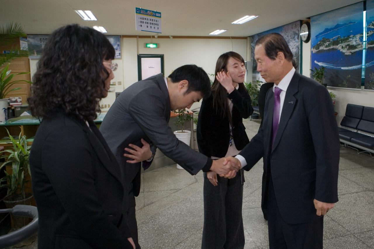 직원들과 악수를 나누는 시장님