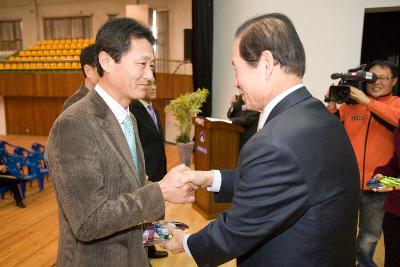 상패를 수여하시는 시장님과 수상자들3