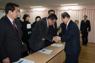 의원님들과 악수를 나누는 시장님