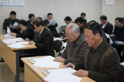 업무보고서를 검토중인 임원들1