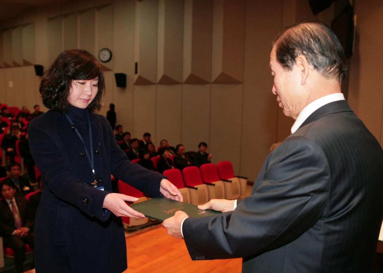 사령장을 교부받는 직원들2