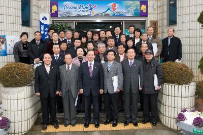 시장님과 연두방문에 참석한 월명동 임원들의 단체사진