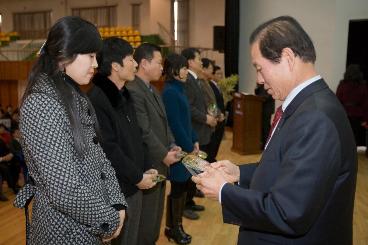 상패를 수여하시는 시장님과 수상자들8