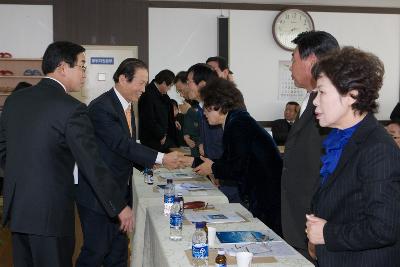 의원님들과 악수를 나누는 시장님1