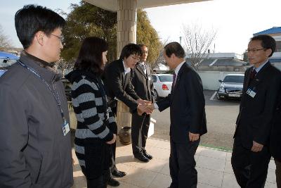 개정면 시민들과 악수를 나누고 계신 시장님1