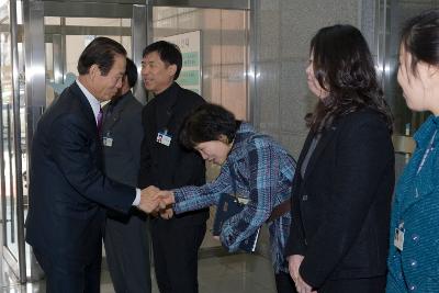 연두방문에 나선 시장님. 시민들과 악수를 하고있다.