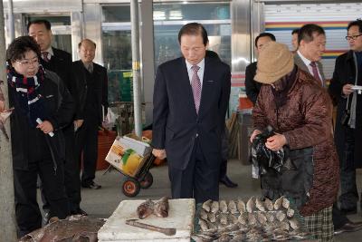 생선을 보시는 시장님