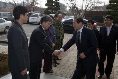 직원들과 악수를 나누는 시장님