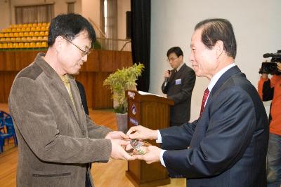 상패를 수여하시는 시장님과 수상자들2