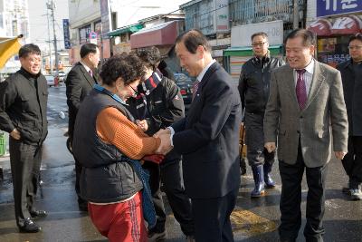 아주머니와 악수를 나누시는 시장님1