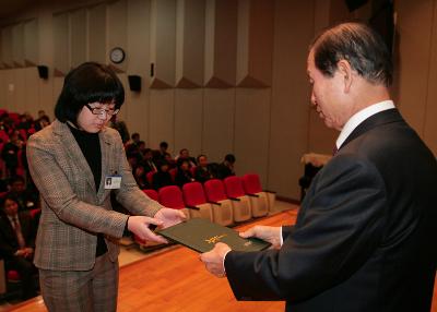 사령장을 교부받는 직원들1