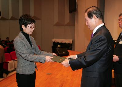 사령장을 교부받는 직원들18