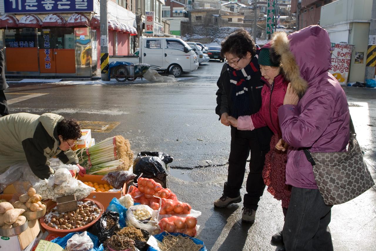 재래시장에 장을 보러오신 아주머니들