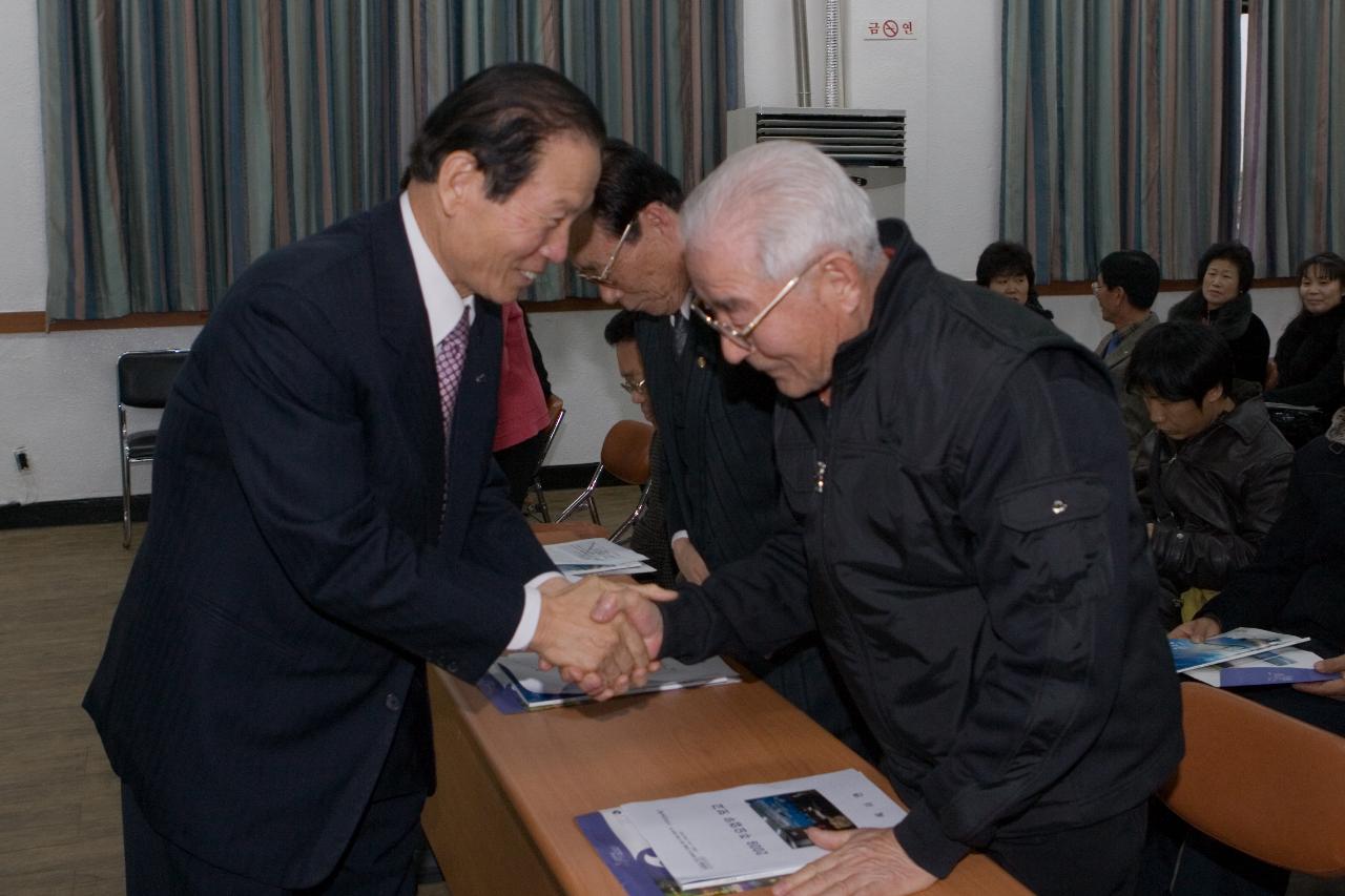 의원님들과 악수를 나누는 시장님