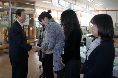 직원들과 악수중이신 시장님