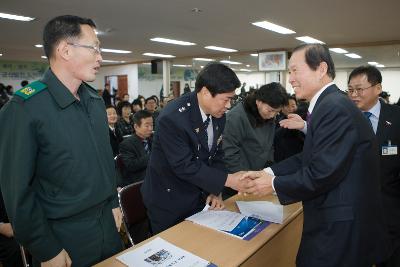 의원님들과 악수를 나누는 시장님