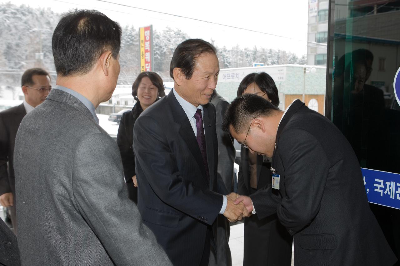 임원들과 반갑게 악수를 나누는 시장님2