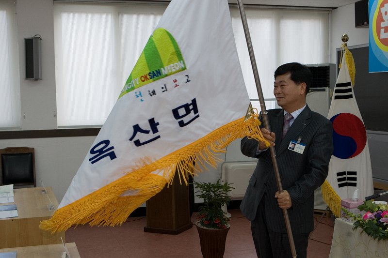 깃발을 흔드는 의원님