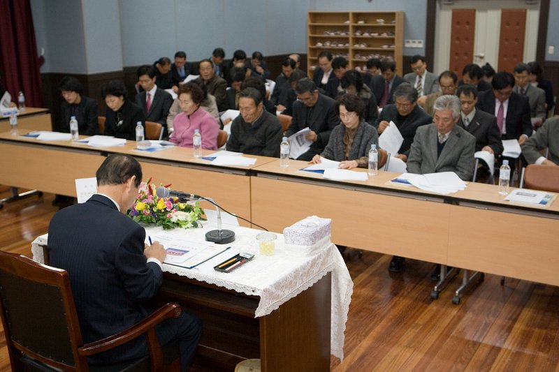 업무보고서를 검토중이신 시장님1