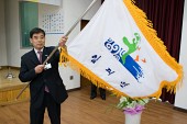 깃발을 흔드는 의원님사진(00005)