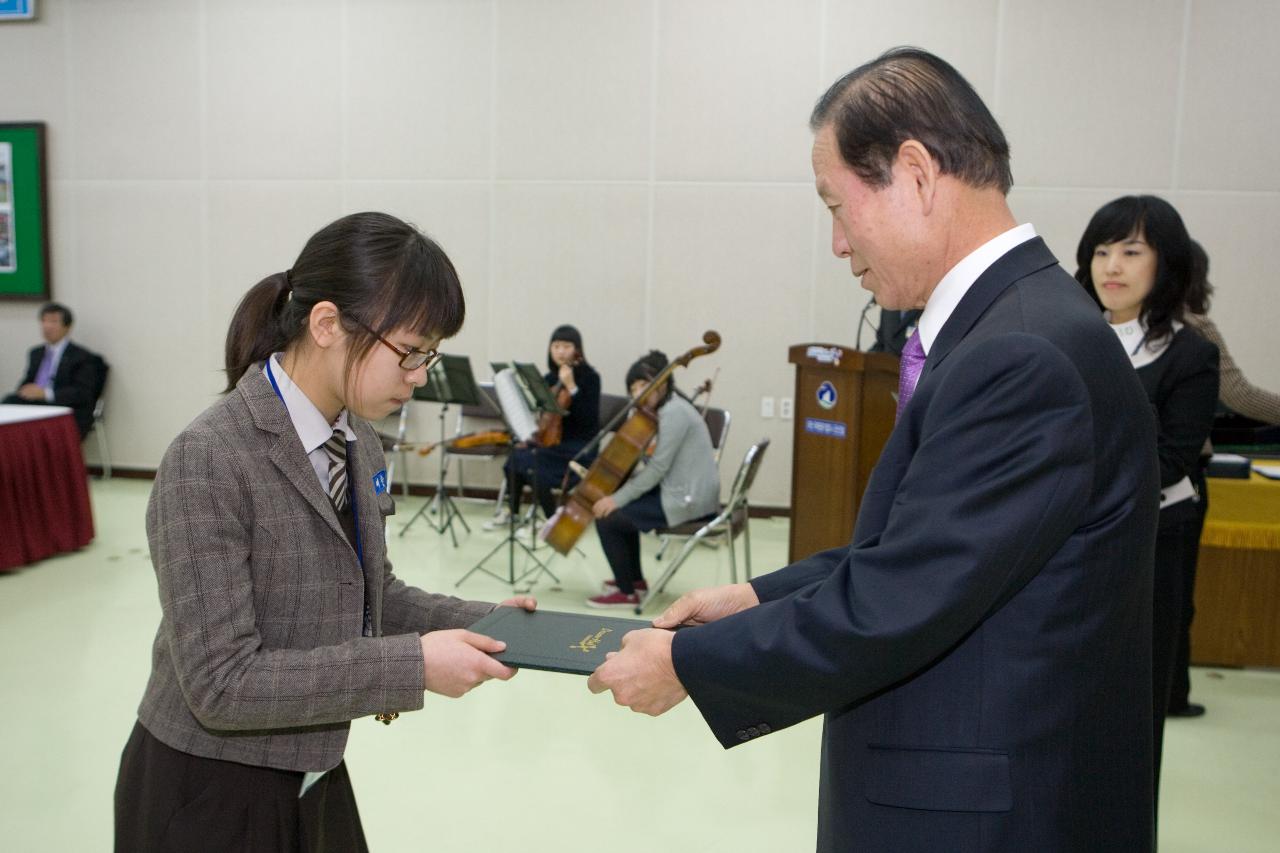 장학증서를 수여하는 시장님과 받는 학생들의 모습5