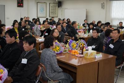 시장님이 말씀에 경청하는 사람들1