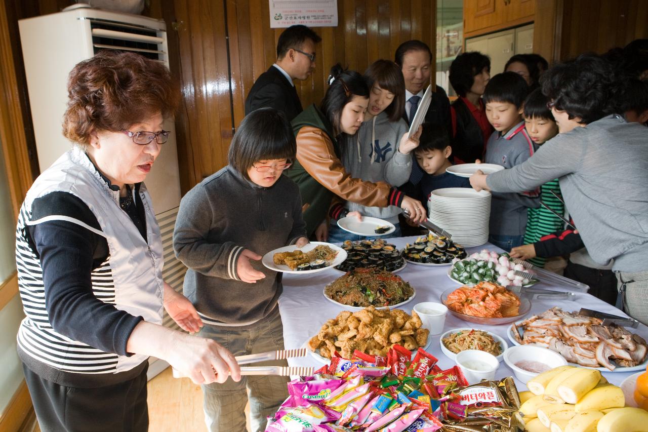 맛잇는 음식을 담아주는 어른들1