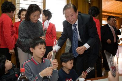 아이에게 꽃을 건네는 시장님2