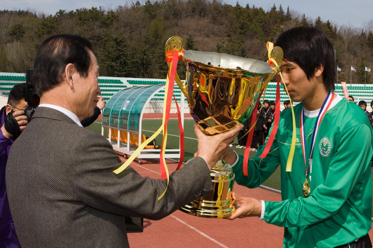 선수에게 우승트로피를 직접 주시는 시장님2