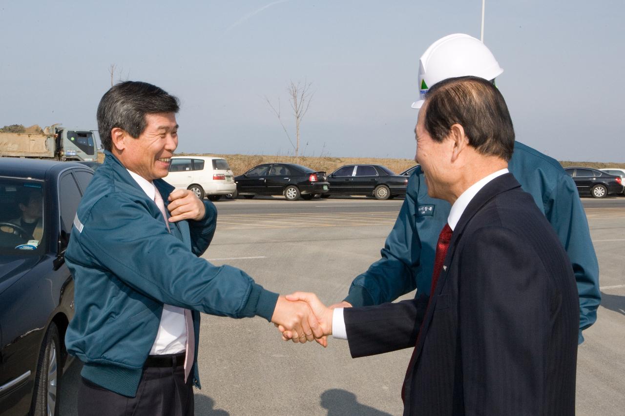 시장님과 악수를 나누는 부사장님1