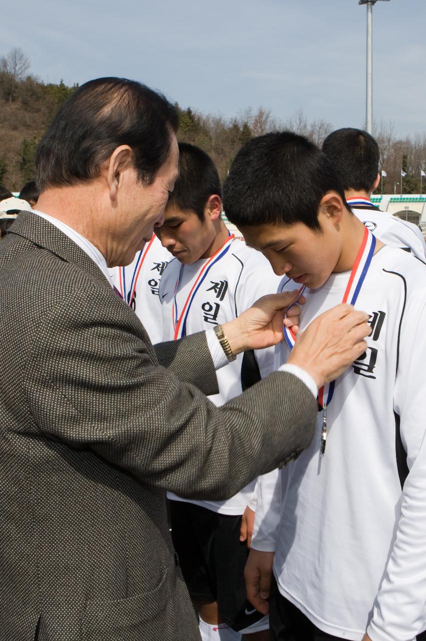 선수들에게 메달을 걸어주시는 시장님2