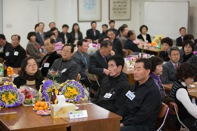 시장님이 말씀에 경청하는 사람들2