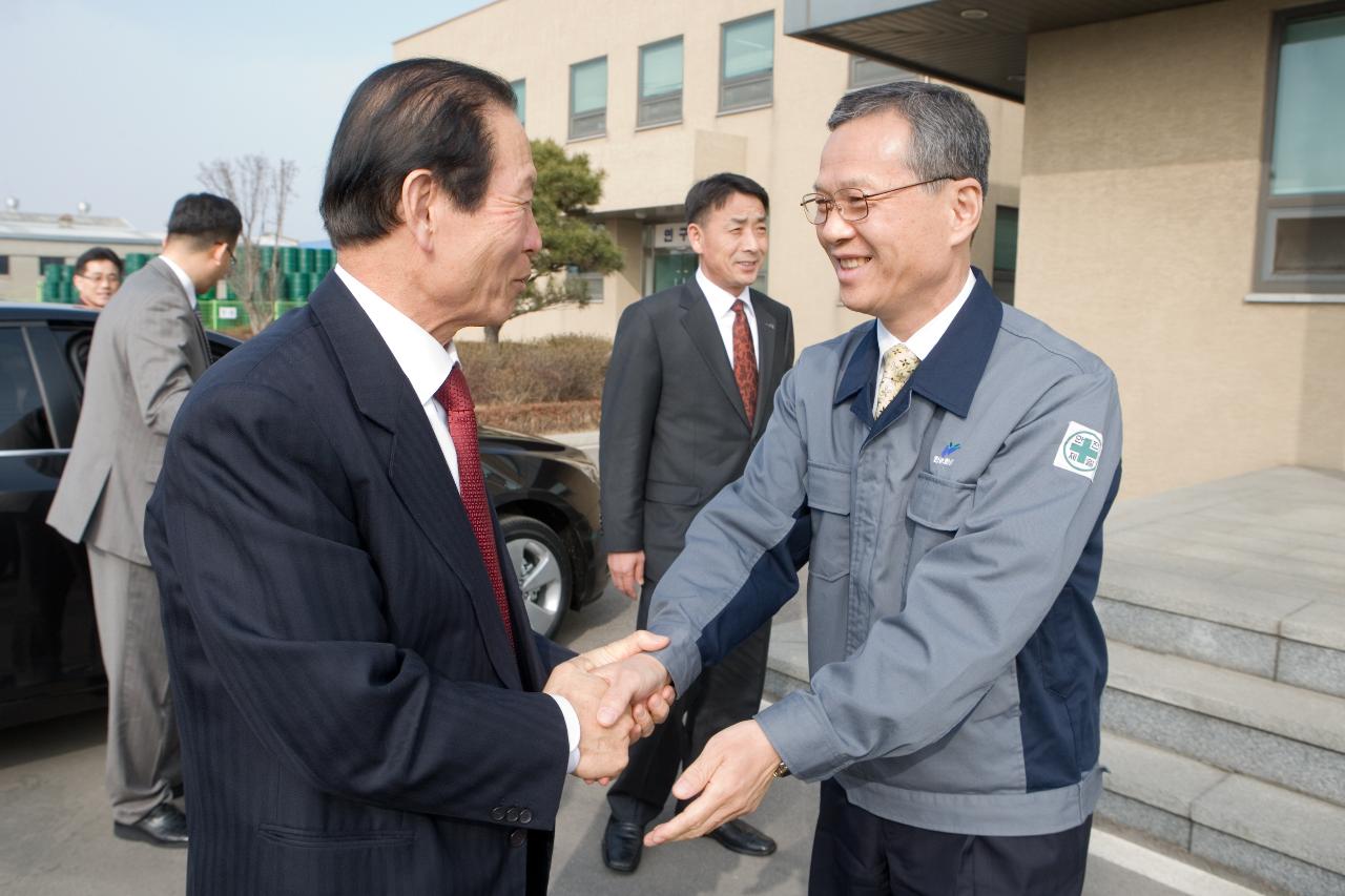 시장님과 악수를 나누는 사장님