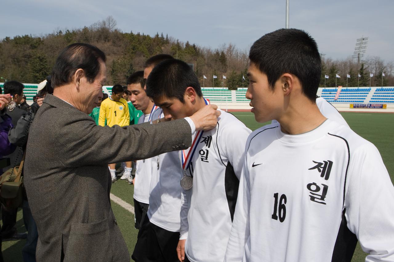 선수들에게 메달을 걸어주시는 시장님1