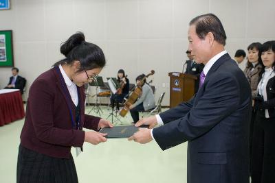 장학증서를 수여하는 시장님과 받는 학생들의 모습4