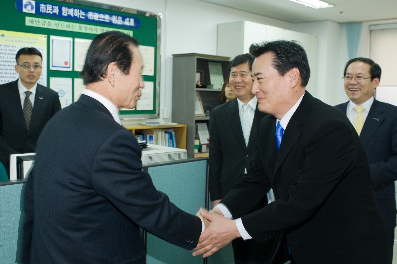 시장님과 악수를 하고있는 대표님