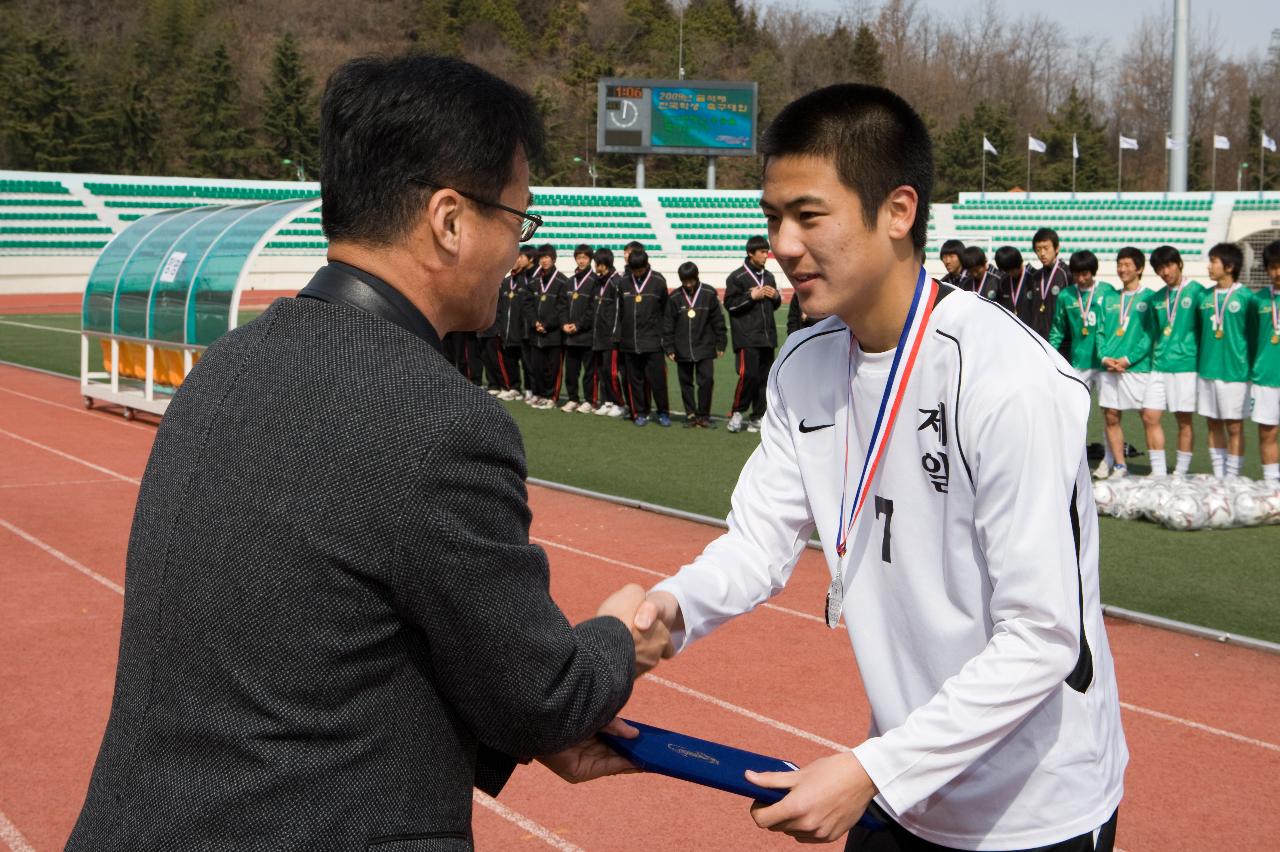 선수들에게 메달을 걸어주시는 의원님4