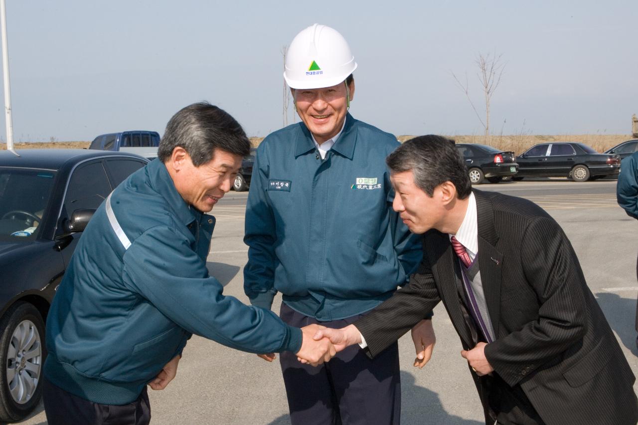 시장님과 악수를 나누는 부사장님2