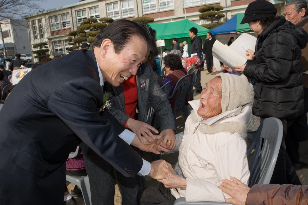 할머니와 두 손을 꼭잡은채 웃고있는 시장님1