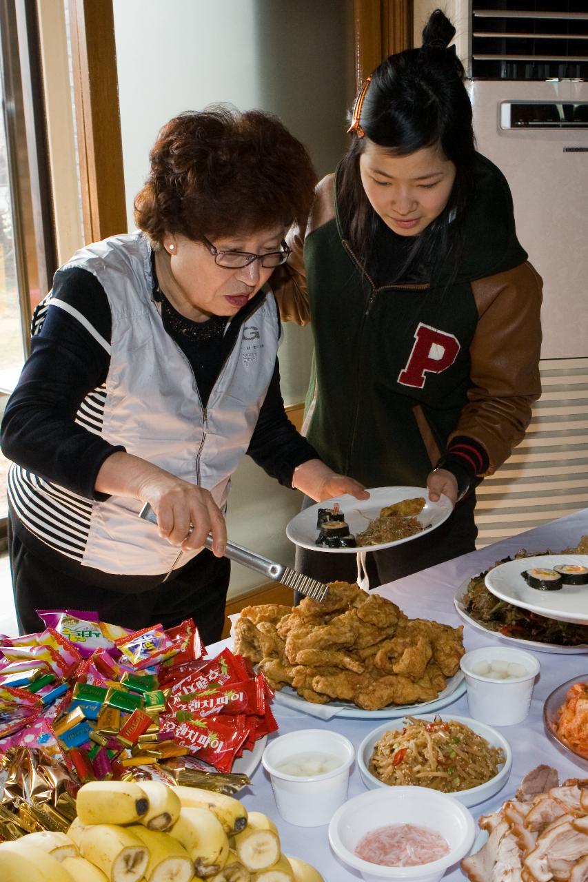 맛잇는 음식을 담아주는 어른들2