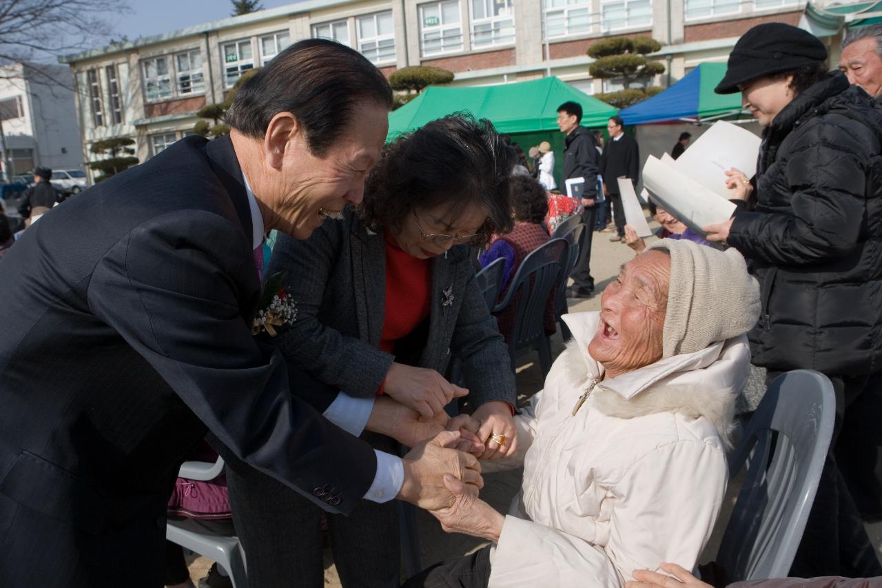 할머니와 두 손을 꼭잡은채 웃고있는 시장님2