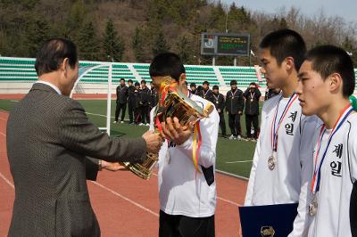 선수에게 우승트로피를 직접 주시는 시장님3