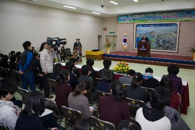 연설 중이신 시장님과 학생들