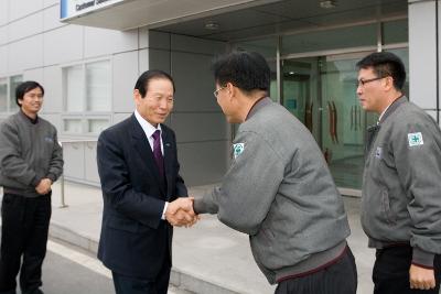 악수를 나누시는 시장님과 대표님