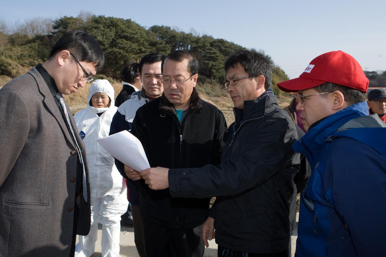 방역문제로 심각한 표정으로 대화중이신 이학진 부시장님1