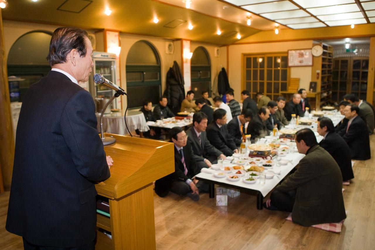 연설 중이신 시장님과 참석임원들2