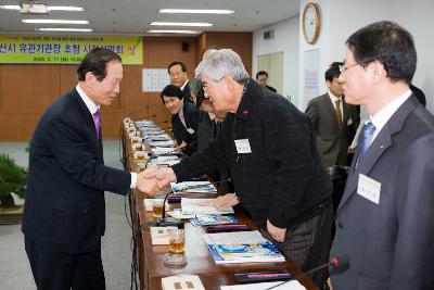 의원님과 악수를 나누시는 시장님